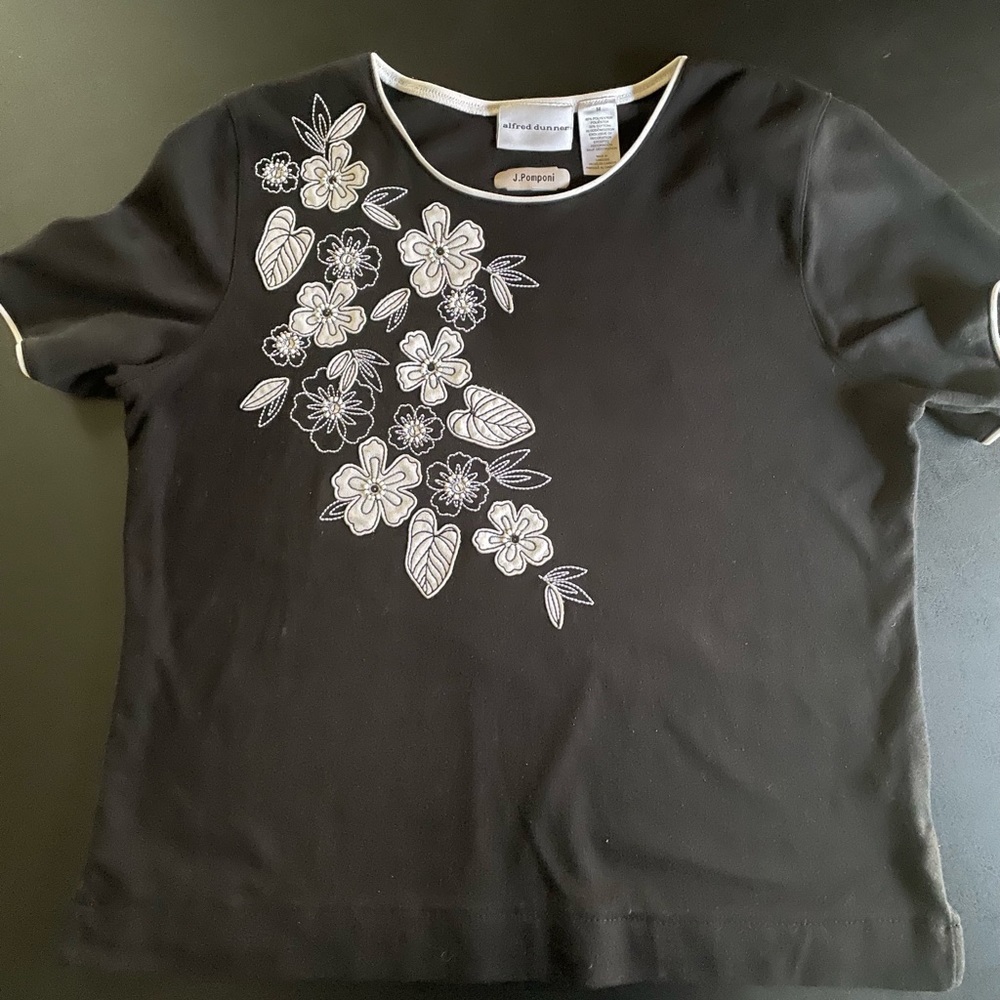 Alfred Dunner black short-sleeved shirt. Size medium.